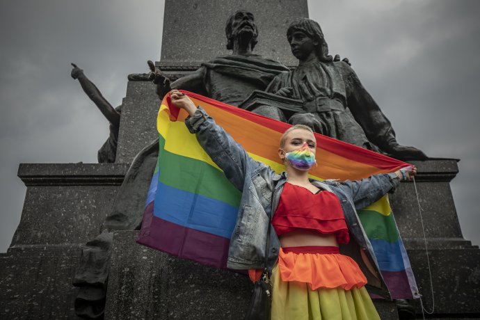 Protestující před památníkem Adama Mickiewicze na náměstí v Krakově. Foto: Gabriel Kuchta, Deník N