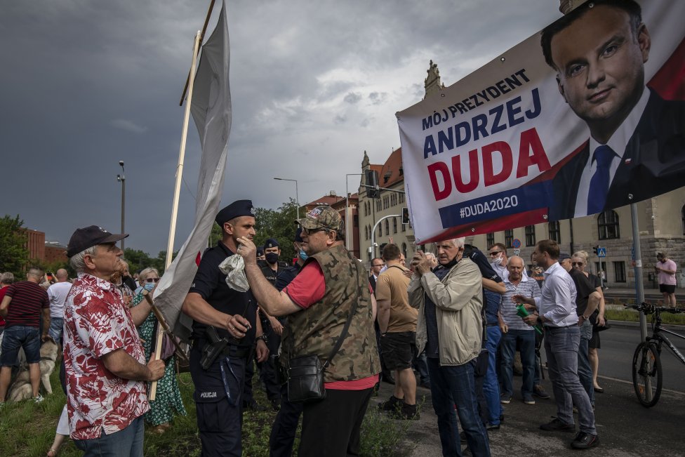 Podporovatelé a odpůrci vládního kandidáta si vyříkávají postoje v Bydhošti. Foto: Gabriel Kuchta, Deník N