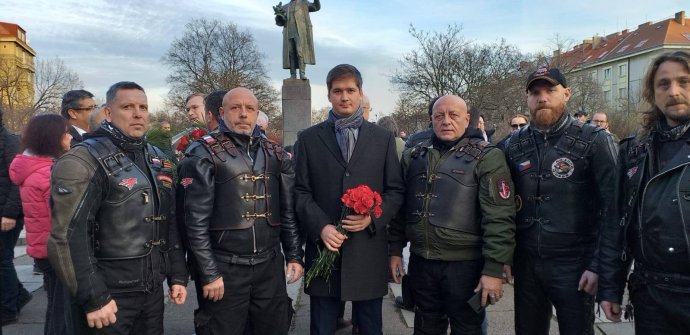 Andrej Končakov před sochou maršála Koněva v Praze obklopen motorkáři z klubu Noční vlci, kteří se mj. aktivně podíleli na připojení Krymu k Ruské federaci a podporují proruské separatisty na ukrajinském Donbase. Foto: Facebook Andreje Končakova