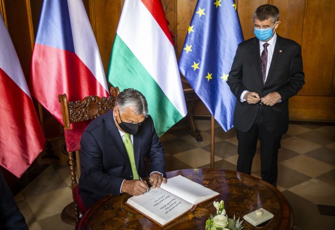 Nový zákon Orbánovy vlády premiér Andrej Babiš kritizovat nechce, europoslanci za ANO se ale přidali na stranu kritiků. Ilustrační foto: Gabriel Kuchta, Deník N