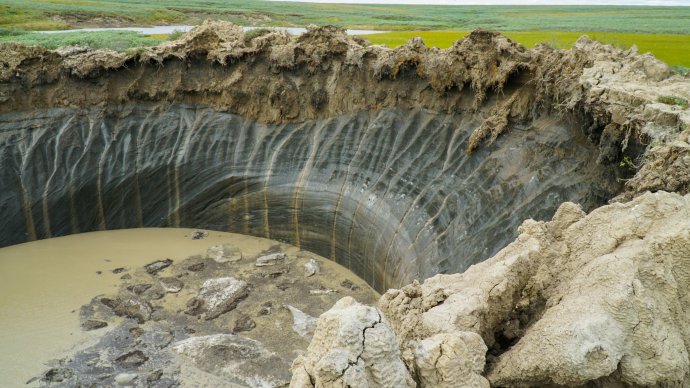 Masivní sesuv půdy na Sibiři způsobený rychlým táním věčně zmrzlé půdy: díra do dávné minulosti. Foto: Adobe Stock