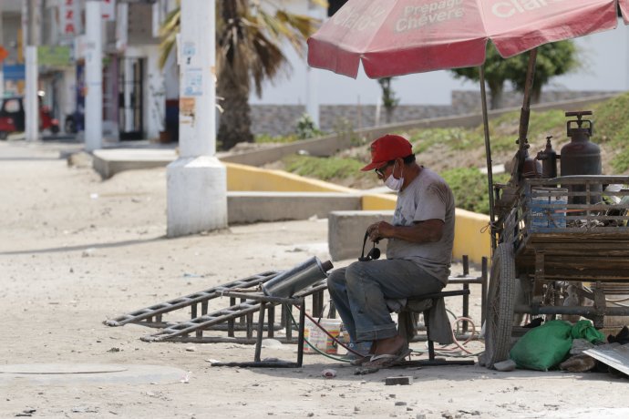 Podstatnou část Peruánců, podobně jako tohoto pouličního opraváře, živí šedá ekonomika. Pokud by dodržovali vládou nařízenou karanténu, nebudou mít oni ani jejich rodiny co jíst. Foto: Adobe Stock