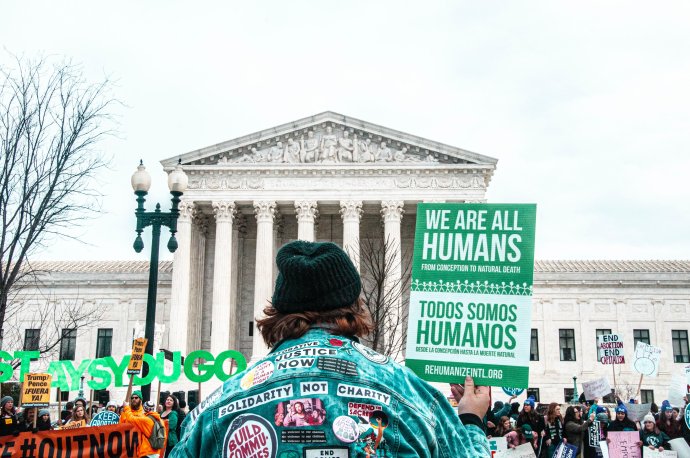 Aktivista na demonstraci před budovou amerického Nejvyššího soudu s transparentem Všichni jsme lidé. Foto: Maria Oswaltová, Unsplash