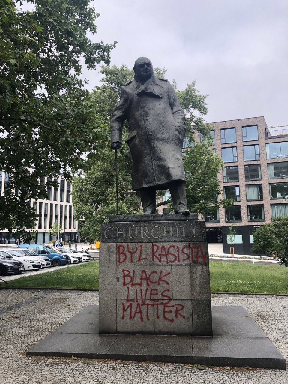Posprejovaná socha Winstona Churchilla. Zdroj: Twitter: Jiří Ovčáček