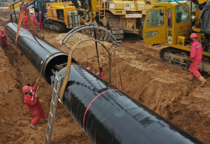 Dělníci na čínské straně dokončují plynovod Síla Sibiře. Jak dlouho jím bude plyn do Číny proudit, ale není vůbec jisté. Foto: ČTK / www.imago-images.de