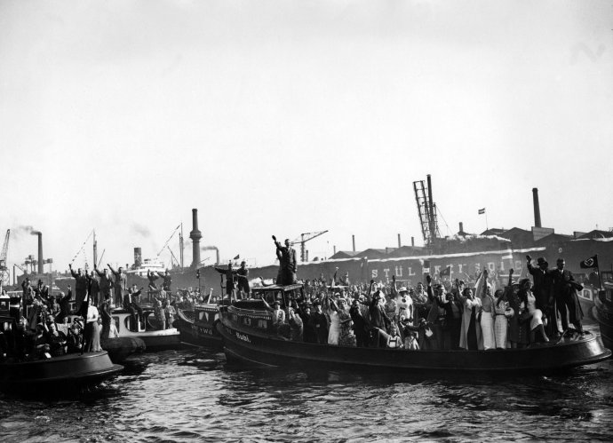 Hamburský přístav vítá příjezd Adolfa Hitlera v roce 1934. Foto: ČTK