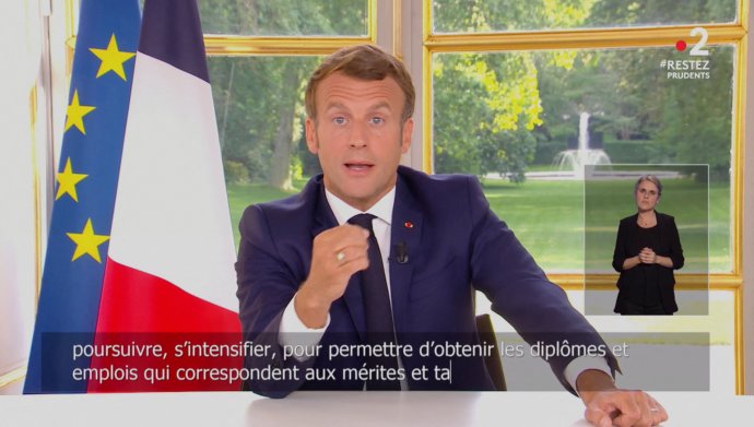 Prezident Emmanuel Macron Francouzům ve svém televizním projevu oznamuje, jaký je jeho plán na dobu po koronavirové krizi. Foto: ČTK/ABACA/Lafargue Raphael