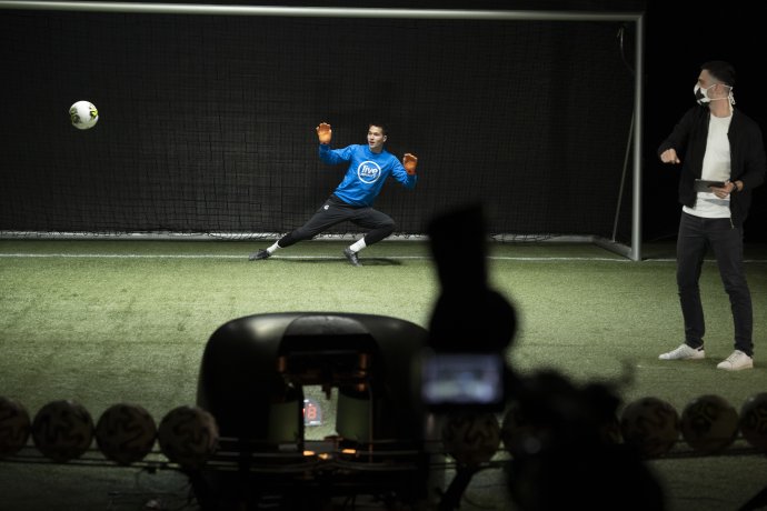 Liberecký brankář Filip Nguyen si jako jeden z ligových brankářů vyzkoušel chytat penalty proti hráčům za displejem. Foto: Live Penalty