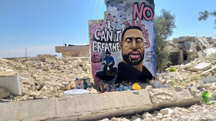 Graffiti vyobrazující George Floyda v syrském Idlíbu. Foto: Mohamad Jamalo, Reuters