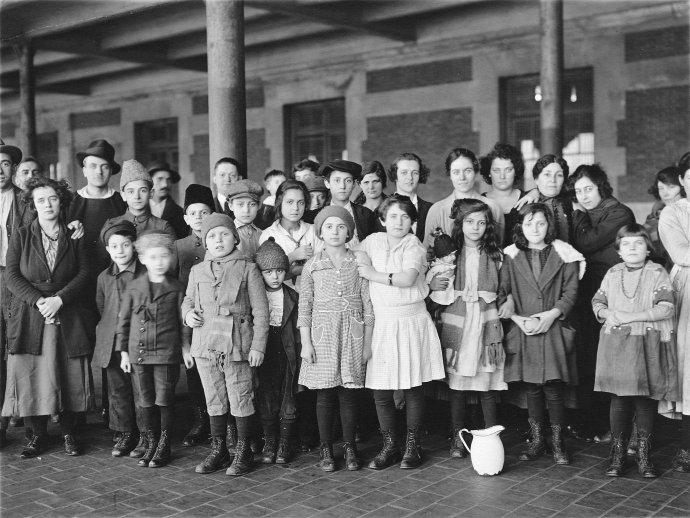 Děti imigrantů na Ellis Islandu v roce 1908. Foto: Brown Brothers