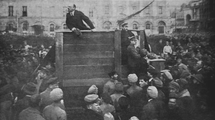 Lenin při motivačním projevu během rusko-polské války v květnu 1920 v Moskvě. Vpravo od něj Lev Kameněv a Lev Trockij. Foto: Grigorij Goldštejn