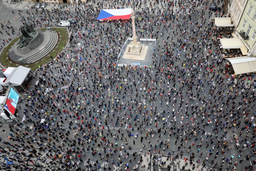 Na demonstraci Milionu chvilek pro demokracii dorazily na pražské Staroměstské náměstí zhruba tři tisíce lidí. Foto: Ludvík Hradilek, Deník N