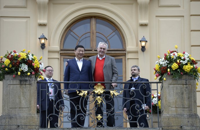 Servilita nezabrala, co zkusit něco důstojnějšího? Prezidenti Si Ťin-pching a Miloš Zeman na zámku v Lánech, březen 2016. Foto: ČTK
