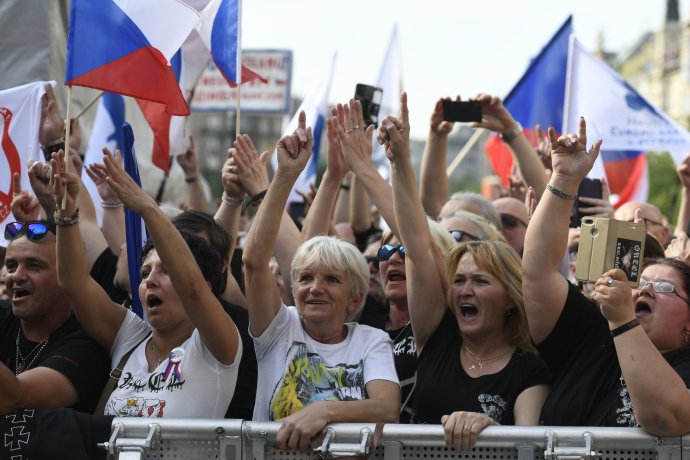 Většina lidí věří, že EU diktuje Česku. Protestovali proti tomu i na Václavském náměstí. Foto: ČTK