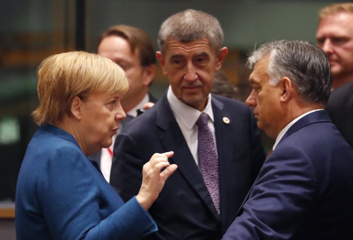 Proti plánu Evropské komise, který má zejména nejvíce postiženým evropským státům pomoci zvládnout ekonomické dopady pandemie, se zpočátku stavěly hlavně Německo a další bohaté státy. Teď už jsou silně slyšet jen dva jeho odpůrci: Andrej Babiš a maďarský premiér Viktor Orbán (na snímku s kancléřkou Angelou Merkelovou). Foto: ČTK/AP