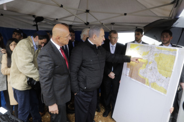 Benjamin Netanjahu si v únoru prohlížel mapu židovského osídlení na Západním břehu Jordánu. Poté, co se mu napotřetí podařilo sestavit vládu a získat pro ni podporu parlamentu, se rozhodl uskutečnit svůj plán: připojit části okupovaných palestinských území k Izraeli. Foto: ČTK/AP