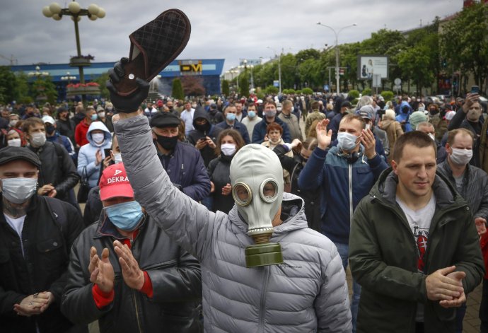 Symboly jednoho z běloruských protestů se staly plynová maska a pantofel, který odkazoval na výzvu Zašlápni švába. ČTK/AP