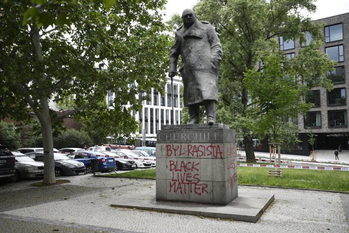 Na podstavec sochy bývalého britského premiéra Winstona Churchilla v Praze 3 někdo nasprejoval, že byl rasista. Zatím neznámé autorky se anonymně pokusily vysvětlit, co tím sledovaly. Foto: ČTK
