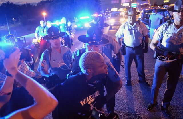 Policie v Atlantě zatkla několik protestujících poté, co vnikli na dálnici i75. Lidé se bouří proti smrti Raysharda Brookse, dalšího Afroameričana, který v sobotu v noci zemřel pod rukama policie. Foto: Ben Gray, Atlanta Journal-Constitution via AP