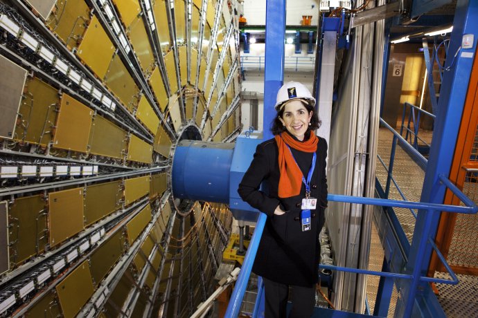 Fabiola Gianottiová, ředitelka CERN, za ní malá část urychlovače LHC. Foto: Claudia Marcelloni, CERN.