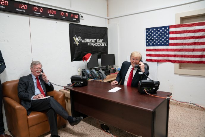 Preident Trump a jeho tehdejší poradce pro národní bezpečnost John Bolton telefonují během návštěvy Iráku s iráckým premiérem Abdul-Mahdím, prosinec 2018. Foto: Shealah Craigheadová, White House