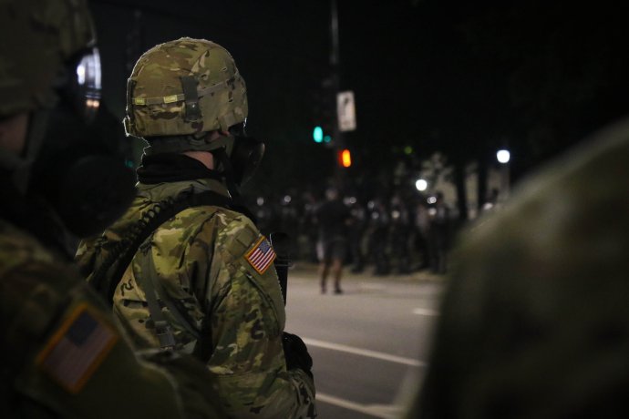 Příslušnící Národní gardy Severní Karolíny během protestů po zabití George Floyda, v Raleigh. Foto: North Carolina Army National Guard, Flickr, CC BY-ND 2.0