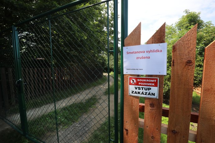 Místní chataři postavili proti turistům plot s uzamčenou bránou. Podle úřadů nelegálně. Foto: Ludvík Hradilek, Deník N