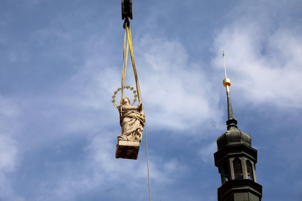 Madona se vznáší nad Staroměstským náměstím. Foto: Ludvík Hradilek, Deník N