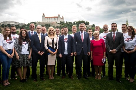 Členové strany Hlas s bratislavským zámkem. Foto: Denník N, Vladimír Šimíček