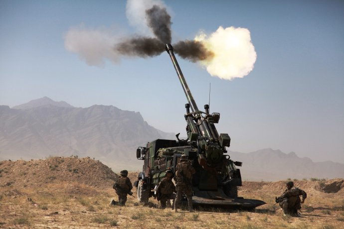 Francouzští dělostřelci při cvičných střelbách z houfnice Caesar v Afghánistánu. Foto: Ministerstvo obrany USA a Wikimedia Commons
