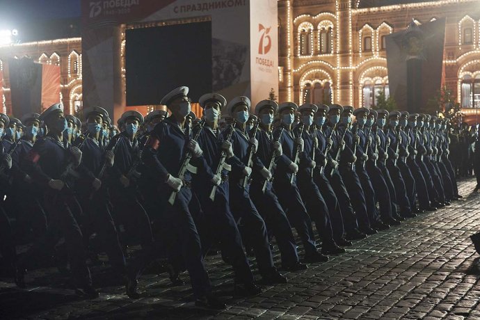 Velká vojenská přehlídka na moskevském Rudém náměstí musí být dokonalá. Nacvičovala se i v nočních hodinách. Zdroj: Ministerstvo obrany RF