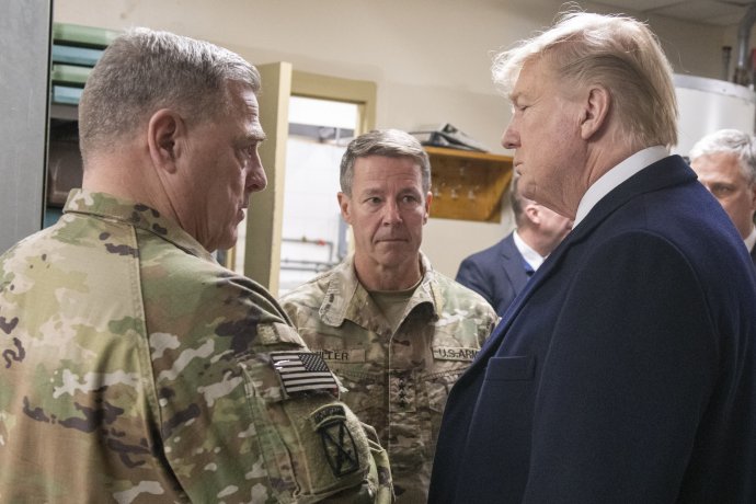 Šéf sboru náčelníků štábů Milley (úplně vlevo) a prezident Trump v Afghánistánu v roce 2019. Foto: Sbor náčelníků, JCS.mil
