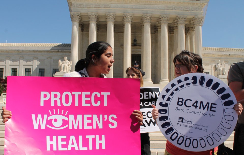 Ženy protestují před Nejvyšším soudem v USA. Foto: Wikimedia Commons