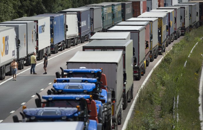 Kolony kamionů zaparkovaných na britské dálnici M20 z Londýna k tunelu pod Lamanšským průlivem. Tvoří se při tzv. Operation Stack – mimořádné situaci např. při uzavření tunelu. Takto může po 31. 12. 2020 vypadat M20, pokud se nepodaří Británii vyjednat nové pobrexitové vztahy s EU. Foto: Neil Hall, Reuters