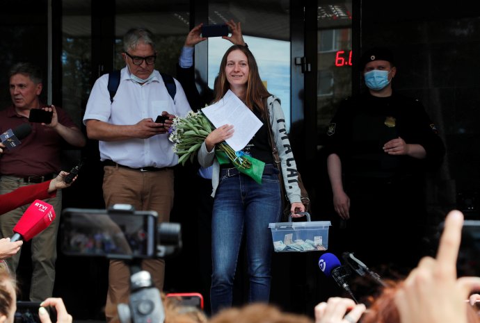 Ruská novinářka Svělana Prokopjevová opouští soud ve Pskově poté, co byla uznána vinnou z „obhajoby terorismu“ a dostala pokutu 500 000 rublů. Foto: Anton Vaganov, Reuters