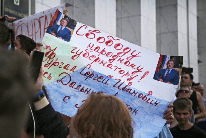 "Svobodu lidovému guvernérovi!" Lidé v Chabarovsku protestují proti zatčení gubernátora Sergeje Furgala. Foto: Aleksandr Kolbin, Reuters