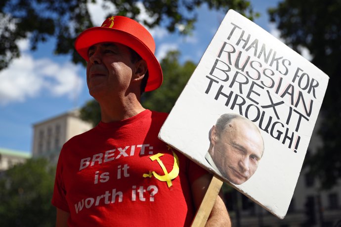 Odpůrce brexitu drží poblíž sídla britských premiérů v Londýně ceduli s nápisem „Díky za ruský brexit“. Foto: Hannah McKayová, Reuters