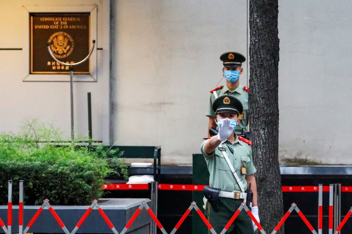 Čínská ozbrojená policie střeží budovu (teď už bývalého) konzulátu USA v s’čchuanské metropoli Čcheng-tu. Foto: Thomas Peter, Reuters