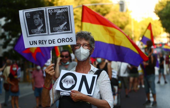Protest proti španělské monarchii 25. července v Madridu. Demonstrantka má v ruce transparent s nápisem „Král zlata“: narážka na obvinění bývalého krále Juana Carlose z korupce. Foto: Sergio Perez, Reuters