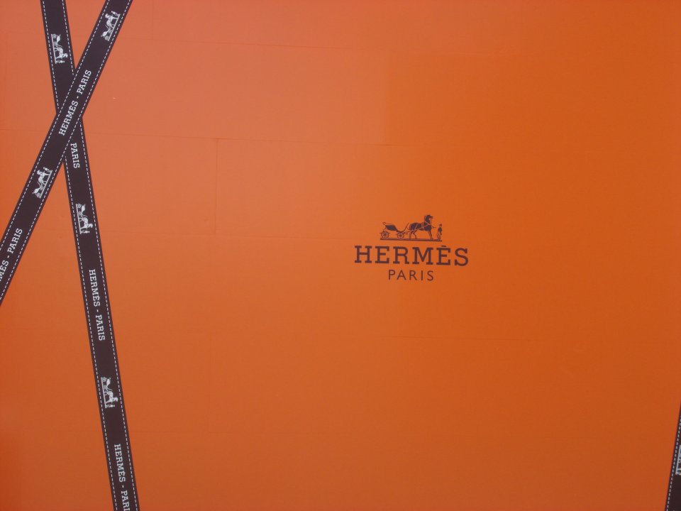 Téměř všechny obchody luxusní značky Hermès jsou nyní otevřené a to včetně české pobočky v Pařížské ulici v Praze. Foto: Martin Abegglen, Flickr