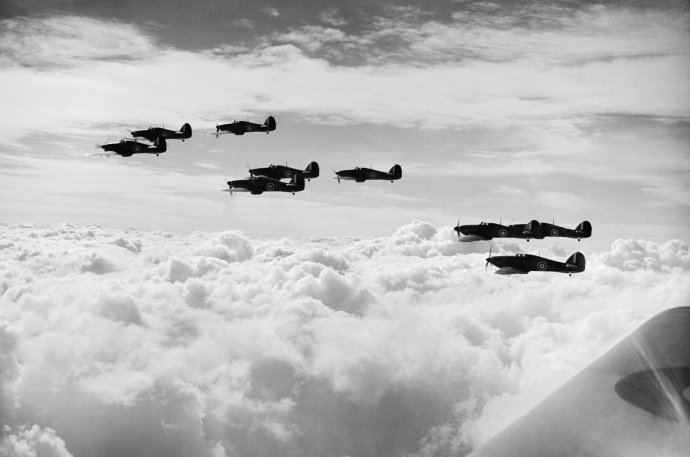 Hurricany 85. perutě na hlídkovém letu během Bitvy o Británii. Právě tato stíhačka – nikoliv slavnější spitfire – byla „tažným koněm“ bitvy. Foto: Imperial War Museum
