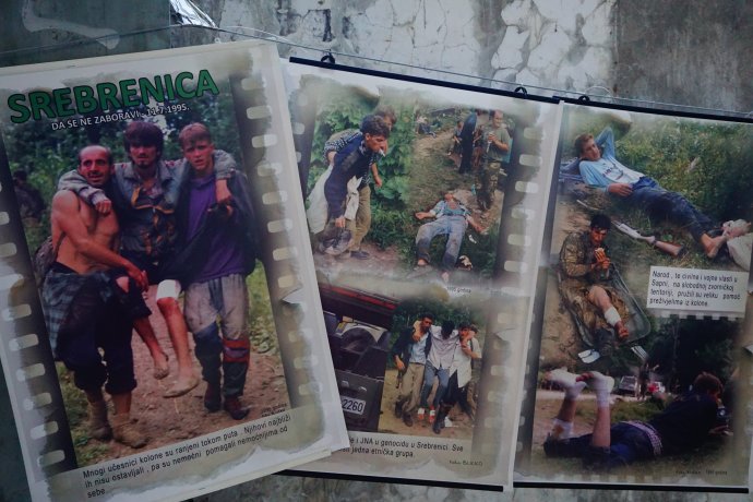 „Srebrenica: aby se nezapomnělo – 11. 7. 1995.“ Fotografie z takzvaného pochodu smrti, kdy se tisíce bosňáckých mužů snažily utéct přes les ze Srebrenice do Tuzly. Přežila sotva třetina. Foto: Memorijalni centar Srebrenica–Potočari, Magdalena Slezáková, Deník N