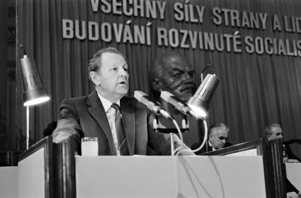 Někdejší generální tajemník ÚV KSČ Miloš Jakeš zemřel v roce 2020, jinak by se na něj snížení důchodu vztahovalo také. Snímek pochází z roku 1987. Foto: ČTK