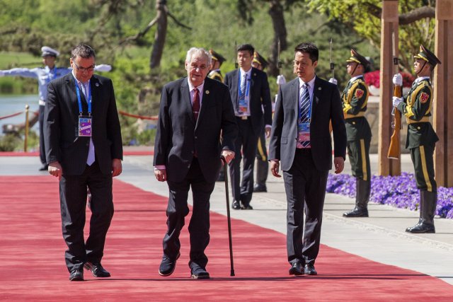 Miroslav Sklenář (vlevo) na snímku z roku 2017 doprovází prezidenta Miloše Zemana při návštěvě Pekingu. Foto: ČTK