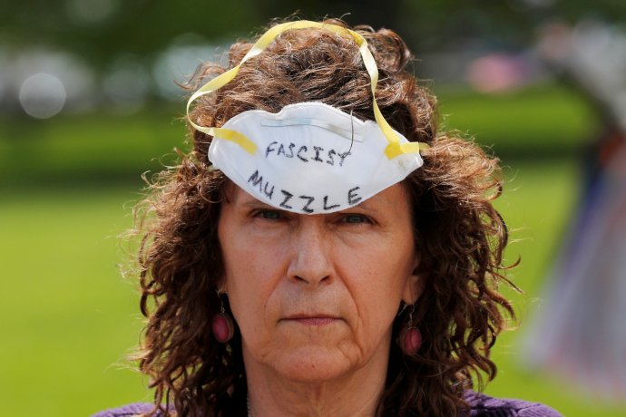 "Fašistický náhubek." Žena před domem massachusettského guvernéra Charlieho Bakera ve Swampscott protestuje proti povinnému nošení roušek. Foto: Brian Snyder, Reuters