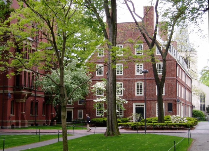 Harvardova univerzita byla jednou ze dvou, jejíž bělošští a asijští studenti si stěžovali u Nejvyššího soudu na rasovou diskriminaci a zvýhodňování černošských, latino studentů a studentů původních národů. Foto: Wikimedia Commons CC BY-SA 3.0