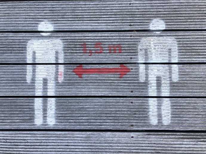 U nás rozestupy dva metry, v Nizozemsku jen metr a půl. A proč ne třeba tři nebo jeden? Foto: Ján Simkanič, Deník N