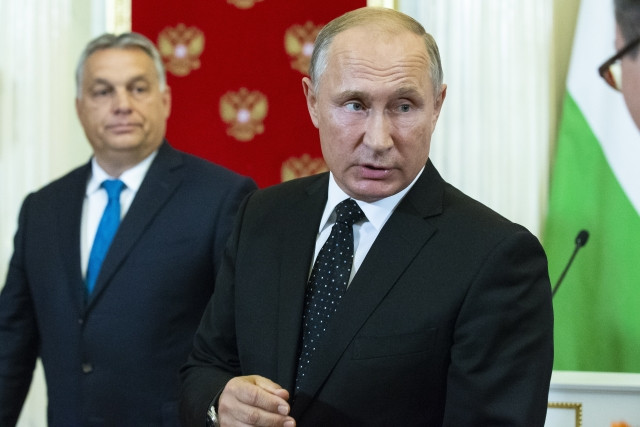Ruský prezident Vladimir Putin a maďarský premiér Viktor Orbán. Jejich dvě země podle exministra financí Ivana Pilného v bankách vytvořily vedoucí mocenský tandem. Foto: ČTK/Reuters