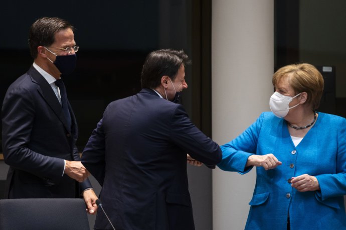 Nizozemský premiér Rutte, (vlevo), jeho italský protějšek Conte a kancléřka Merkelová: dva zcela protichůdné zájmy v rámci zadlužení EU a jedna snaha najít schůdný kompromis. Foto: ČTK/AP