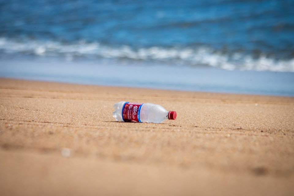 Stávajícím tempem znečištění přibude každý rok na metr pláže zhruba 50 kilogramů plastového odpadu po celém světě, tvrdí studie. Lze tomu ale zabránit, nabízí. Foto: Brian Yurasits, Unsplash